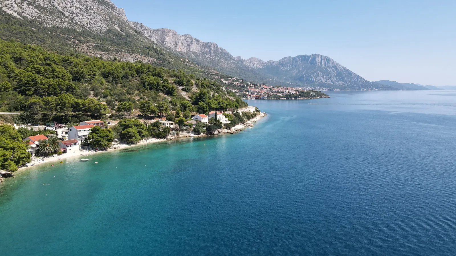 Ein Ort an einer Bucht mit türkisem Wasser